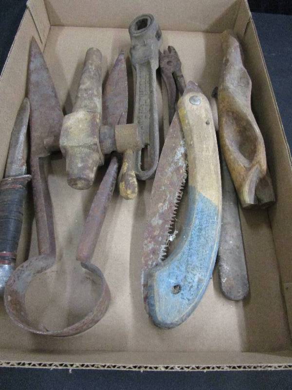 lot 6 image: Sheep Sheerers, knives,