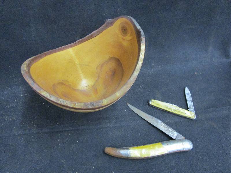 lot 79 image: Wooden Bowl, 2 Pocket Knives one Imperial and Utica Victor Lundeen Advertising