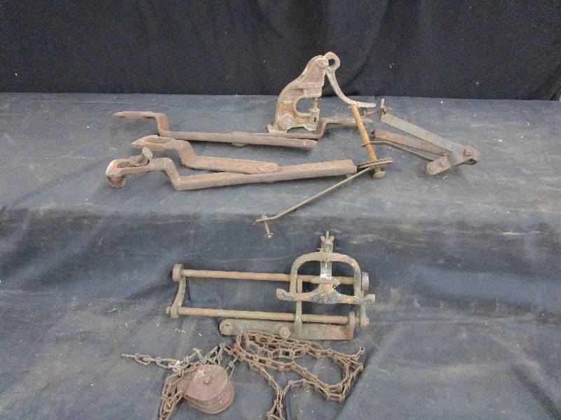 lot 121 image: Various Rustic Metal Pieces