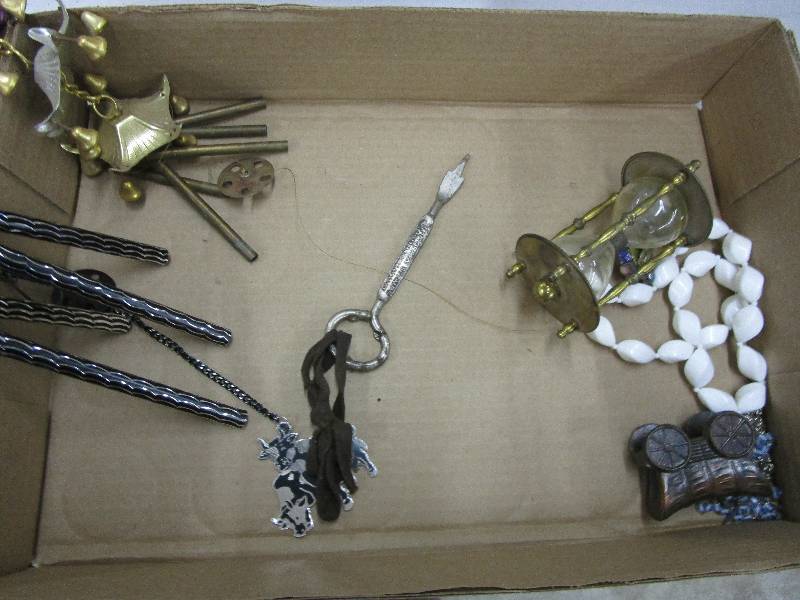 lot 147 image: Wind Chines, Jewelry, Hour Glass,