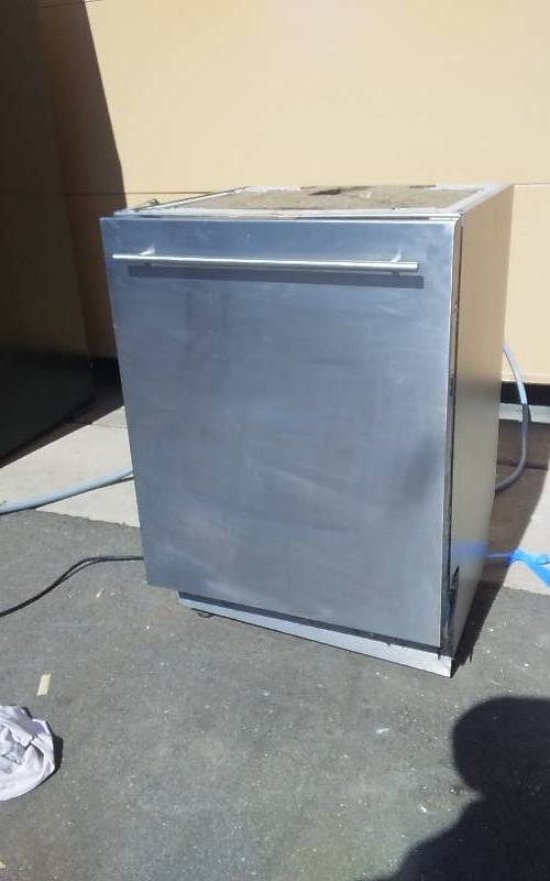 lot 4 image: Sunbeam Stainless Steel Built In Dishwasher 24x22x32