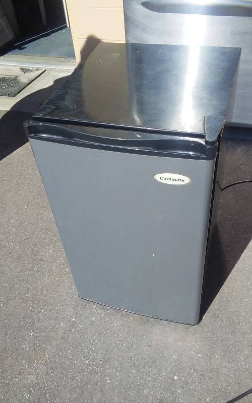 lot 5 image: Chefmate  Dorm Size Refrigerator