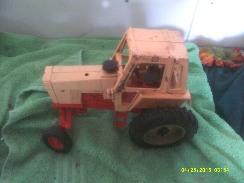 VINTAGE METAL CASE TRACTOR