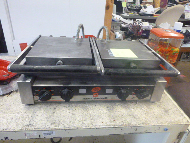 lot 4 image: Nuova Simonelli Panini Press