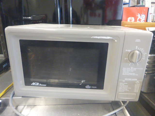 lot 27 image: Amana Microwave