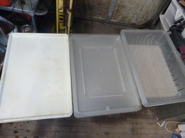 lot 13 image: Cambro Slotted Food Bins