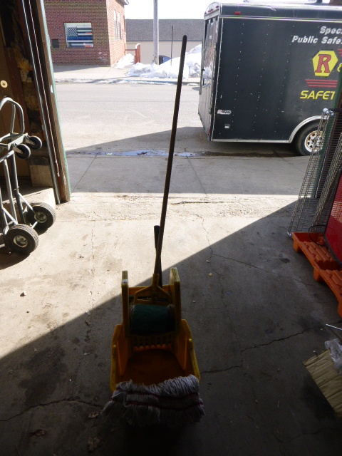 lot 100 image: Rubbermaid Mop Bucket