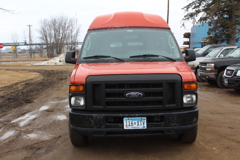 lot 2280 image: 2010 Ford E250 Extended Passenger Van