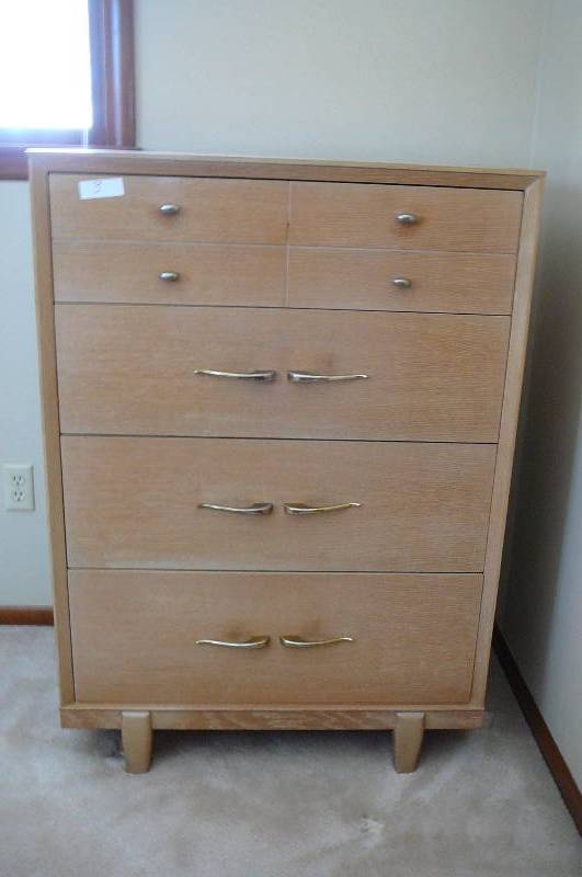 lot 3 image: Vintage Blonde 4 Drawer Chest Dresser