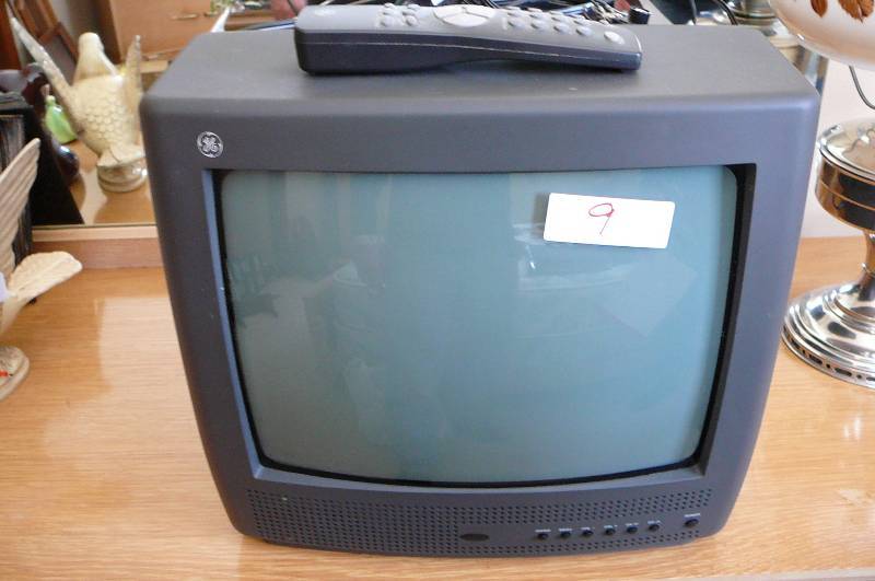 lot 9 image: GE 13 Color TV With Remote