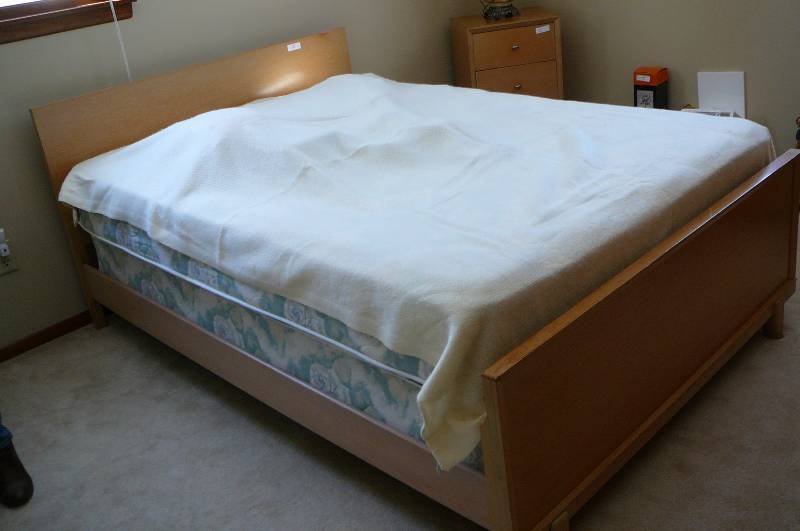 lot 12 image: Vintage Blonde Bed