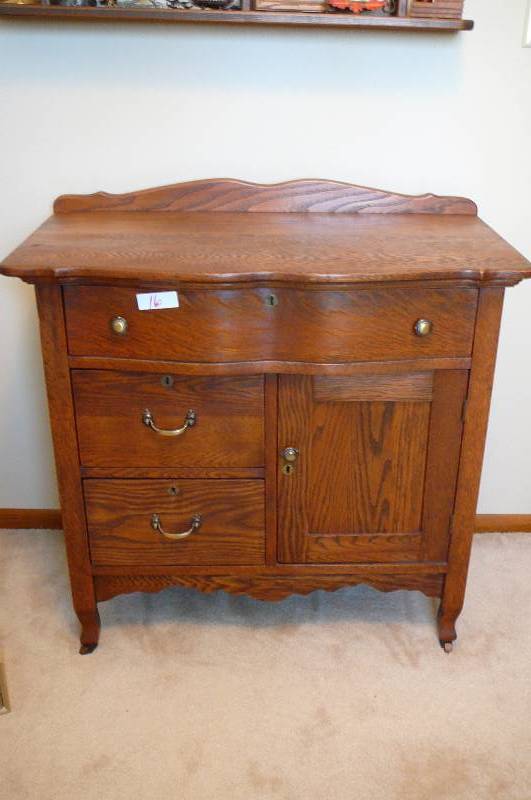 lot 16 image: Antique Oak Dresser