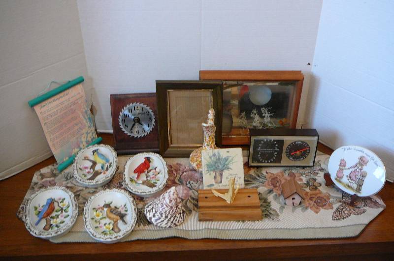 lot 21 image: Lot of Knickknacks
