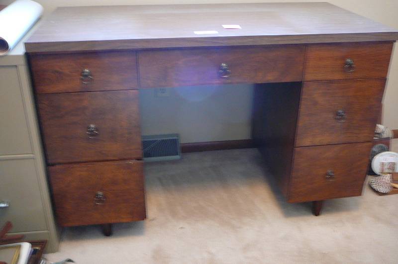 lot 23 image: Wooden Desk 7 Drawers