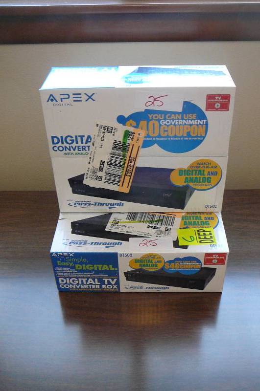 lot 25 image: Apex Digital TV Converter Box