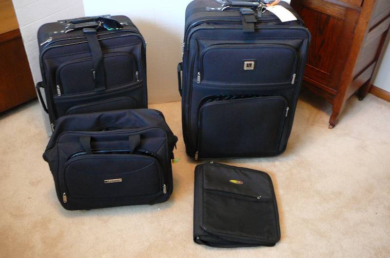 lot 30 image: 3 Piece Leisure Luggage ( Like New )