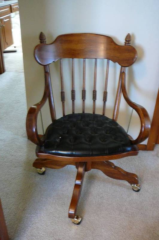 lot 32 image: Vintage Oak Desk Chair With Wheels