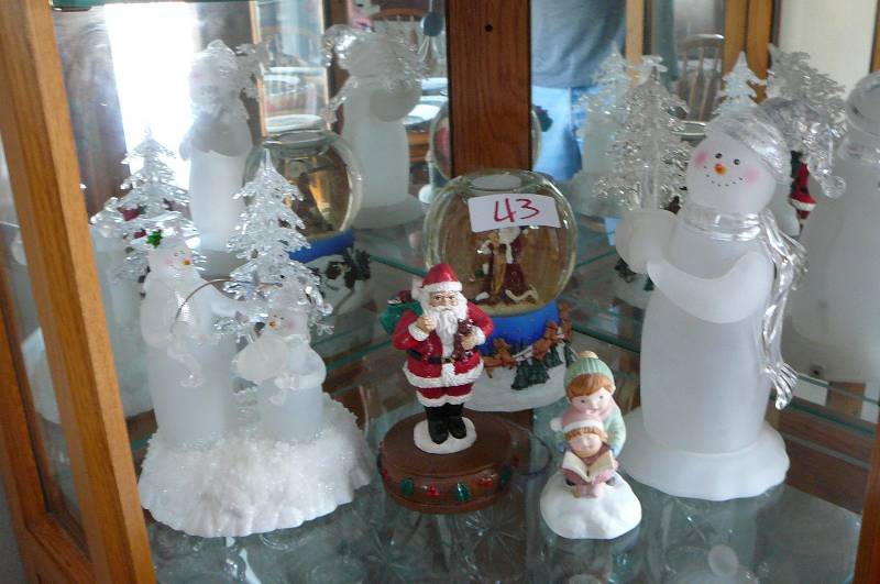 lot 43 image: Christmas Music & Light up Dcor