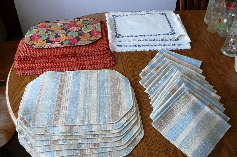 lot 47 image: Placemats, Cloth Napkins Matching Set of 8, Miscellaneous Placemats