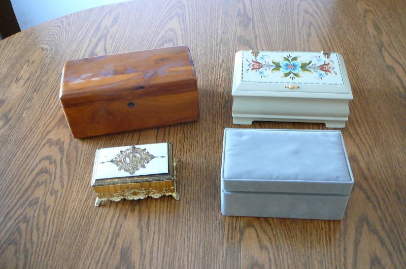 lot 49 image: Jewelry Boxes, small Vintage Lane Cedar Chest