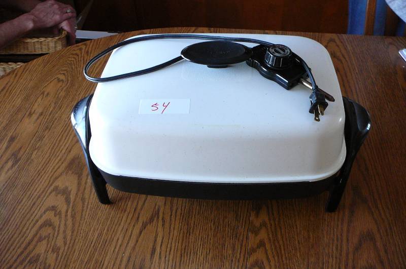 lot 54 image: Presto Electric Fry Pan With Cord ( USED )
