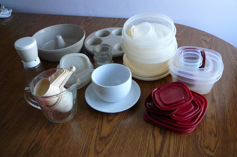 lot 66 image: Bowls, Microwave Bundt Pan & Muffin Pan, 1 QT Pyrex Measuring Cup, Soup Bowl & Plate Set