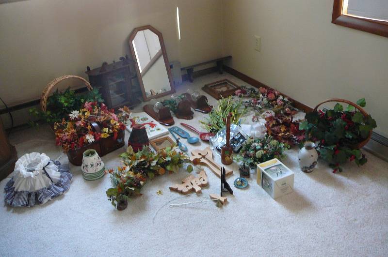 lot 73 image: Lot of Misc. Household Dcor