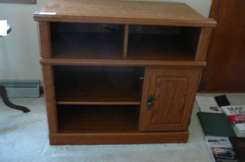 lot 83 image: Small Wood TV Stand