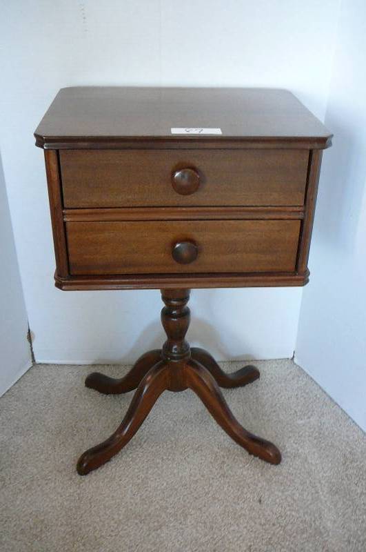 lot 87 image: Vintage Small Wood Side Table With 2 Drawers