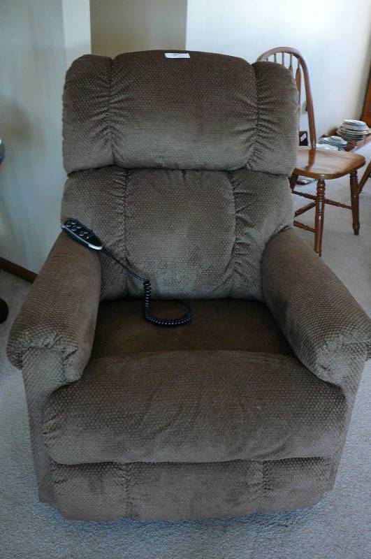 lot 95 image: Lazy Boy Power Rocker Recliner