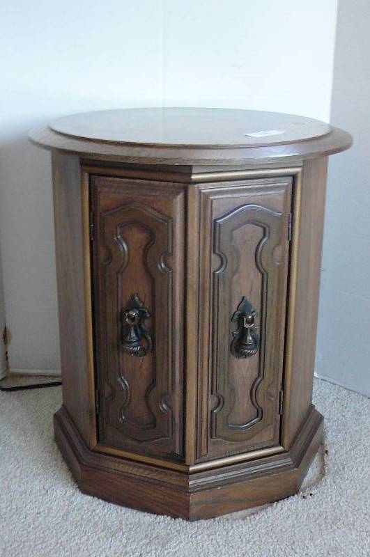 lot 98 image: Round Wooden End Table With 2 Doors