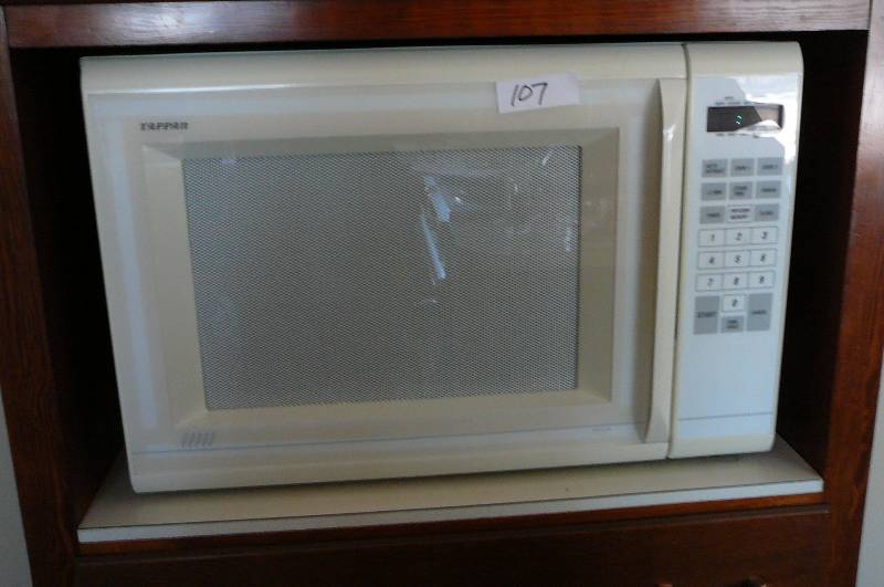 lot 107 image: Tappan Microwave
