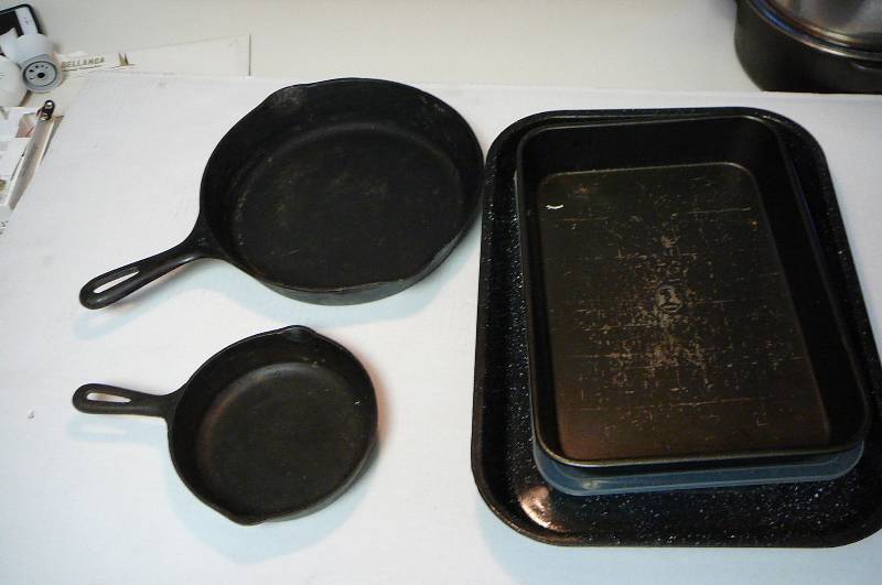 lot 118 image: Cast Iron Fry Pans, 2 Baking Pans