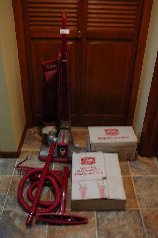 lot 121 image: Kirby Classic III Vacuum Cleaner
