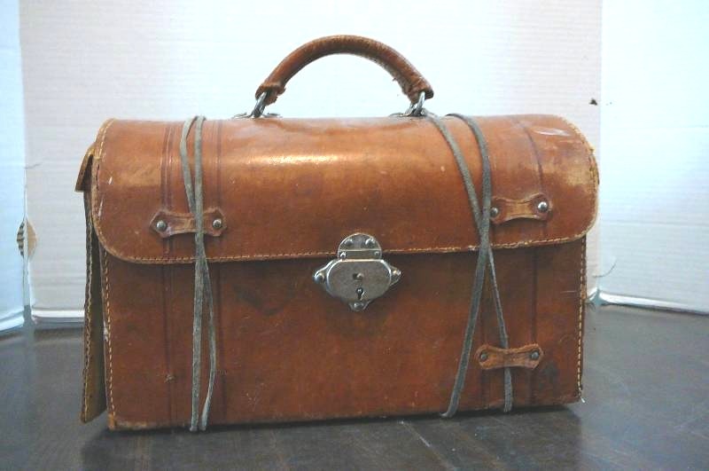 lot 166 image: Antique Leather Carry Case