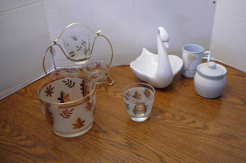 lot 177 image: Gold Leaf Design Serving Dish, Glasses, Miscellaneous