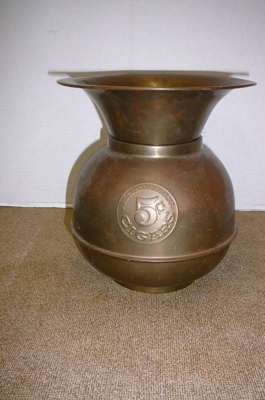 lot 182 image: Vintage Havana 5 Cent Cigar Brass Spittoon
