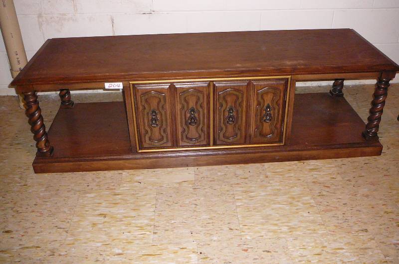 lot 204 image: Oak Coffee Table With Storage