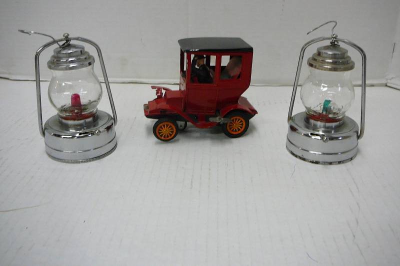 lot 225 image: Vintage Windup Tin Car, 2 Rose  Vintage Lanterns