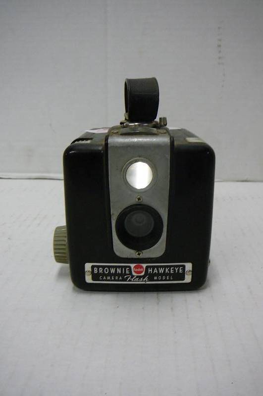 lot 235 image: Vintage Brownie Hawkeye Kodak Flash Model Camera