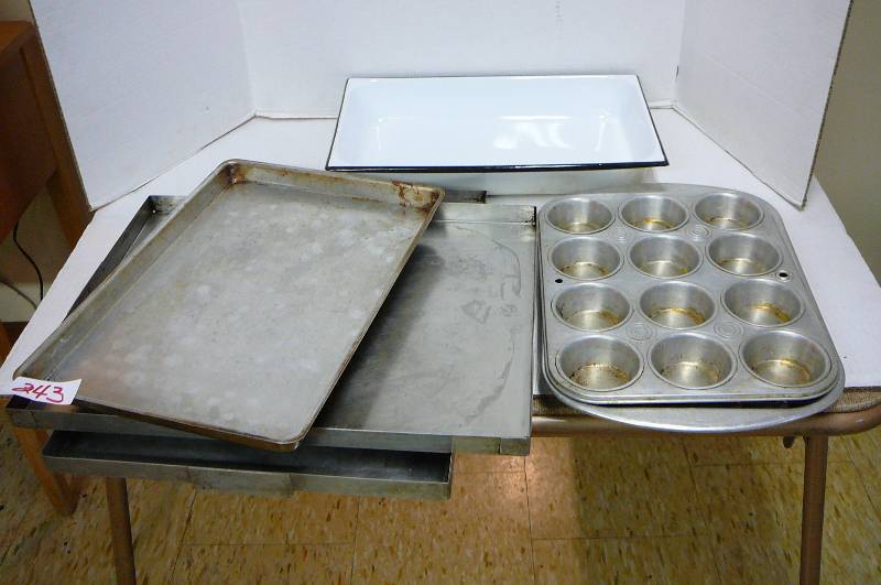 lot 243 image: Misc. Baking Pans