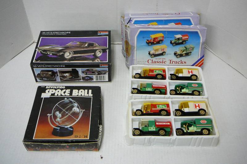 lot 260 image: Classic Plastic Cars, 65 Corvette Model ( Unassembled ) , 1 Game