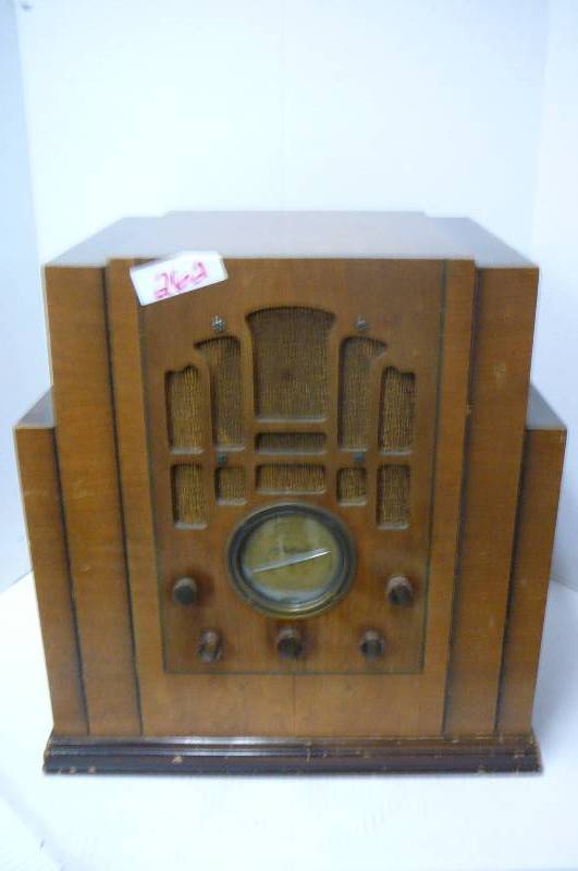 lot 262 image: Silverstone Vintage Wood Cabinet Radio