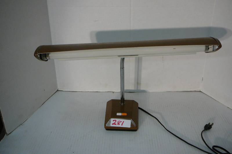 lot 281 image: Vintage Desk Lamp