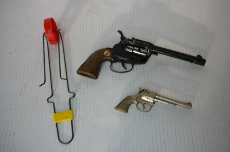 lot 291 image: Vintage Cap Guns, Whee-Lo Speed Control Toy