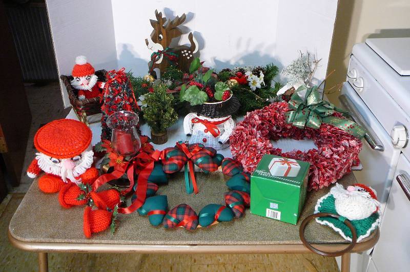 lot 296 image: Christmas Dcor