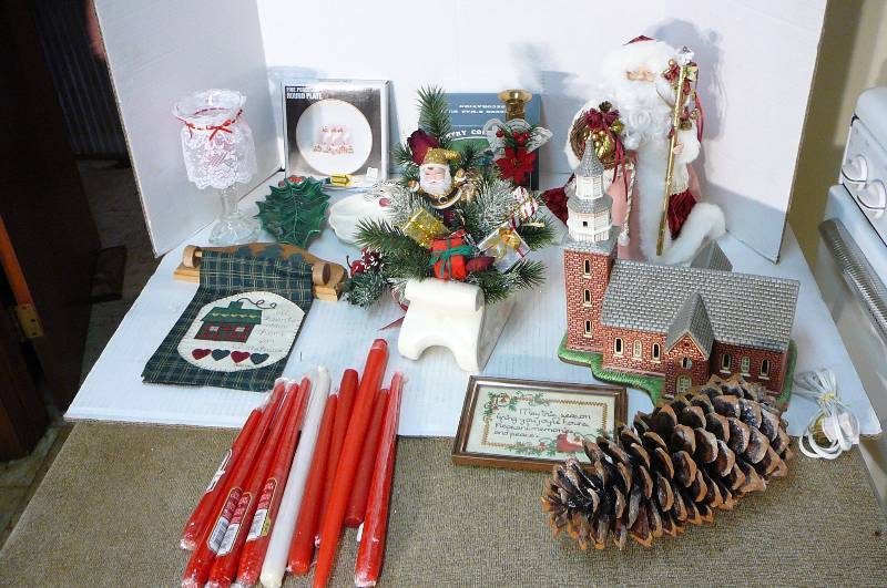 lot 297 image: Christmas Dcor  with Tote
