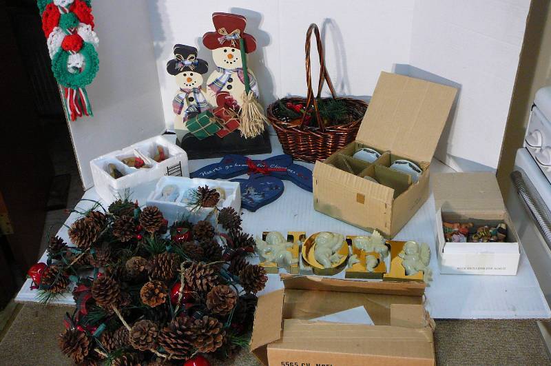 lot 298 image: Christmas Dcor- Musical figurine, Light Stringer of Pine Cones, Figurines