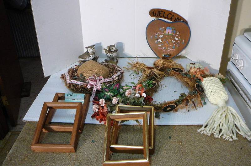 lot 304 image: Home Dcor, Picture Frames with Tote