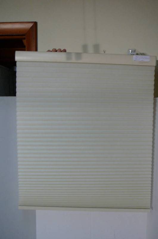 lot 310 image: New Fabric Single Cell Blind  Custom 26 14 w x 38L Reversible white  Cream